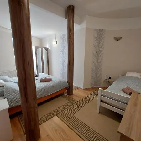 Csaladbarat Vendeglak Szegedi Maganszallashely 9 Fo Reszere, Nagycsaladok Es Barati Tarsasagok Reszere Apartament *