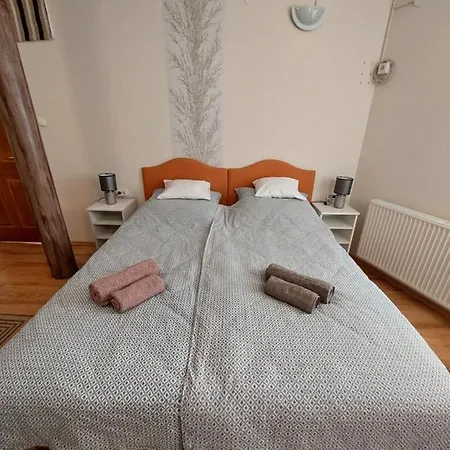 Apartament Csaladbarat Vendeglak Szegedi Maganszallashely 9 Fo Reszere, Nagycsaladok Es Barati Tarsasagok Reszere *