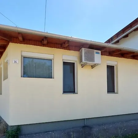 Διαμέρισμα Csaladbarat Vendeglak Szegedi Maganszallashely 9 Fo Reszere, Nagycsaladok Es Barati Tarsasagok Reszere Σέγκεντ