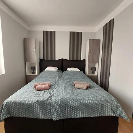 Apartament Csaladbarat Vendeglak Szegedi Maganszallashely 9 Fo Reszere, Nagycsaladok Es Barati Tarsasagok Reszere *