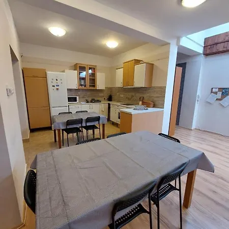 Διαμέρισμα Csaladbarat Vendeglak Szegedi Maganszallashely 9 Fo Reszere, Nagycsaladok Es Barati Tarsasagok Reszere