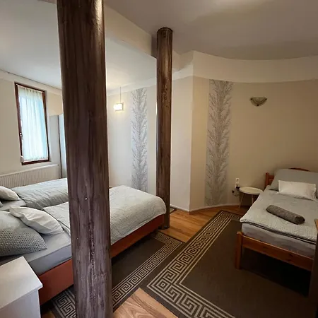 Csaladbarat Vendeglak Szegedi Maganszallashely 9 Fo Reszere, Nagycsaladok Es Barati Tarsasagok Reszere Apartment