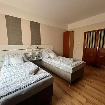 Apartment Csaladbarat Vendeglak Szegedi Maganszallashely 9 Fo Reszere, Nagycsaladok Es Barati Tarsasagok Reszere *