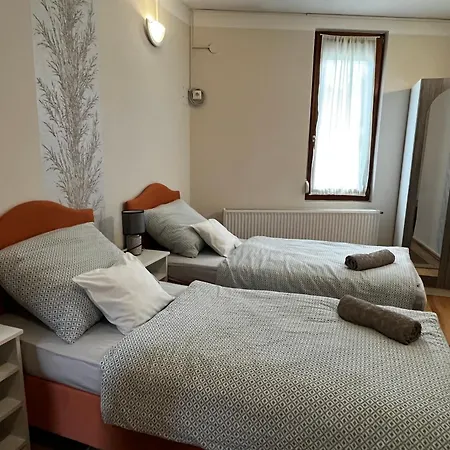 Csaladbarat Vendeglak Szegedi Maganszallashely 9 Fo Reszere, Nagycsaladok Es Barati Tarsasagok Reszere Apartment